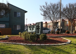 Building Photo - Irving Oaks