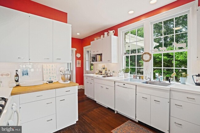 Building Photo - 3612 Albemarle St NW