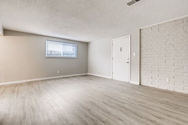 Building Photo - 3 Bedroom 2 Bathroom Condo in Lakewood!