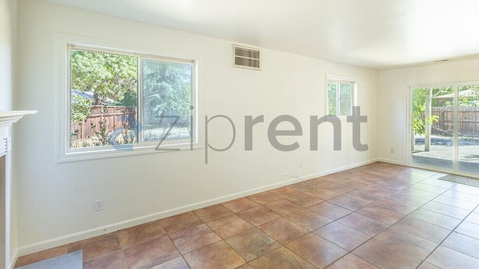 Building Photo - Unit B