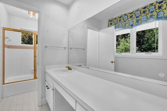 Building Photo - 505 River Valley Rd NW