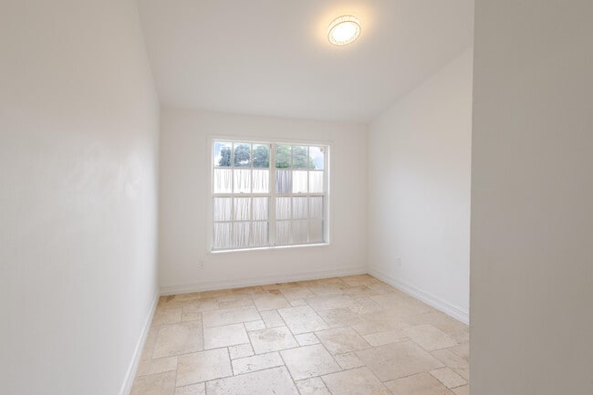 Building Photo - 23157 Bentley Pl