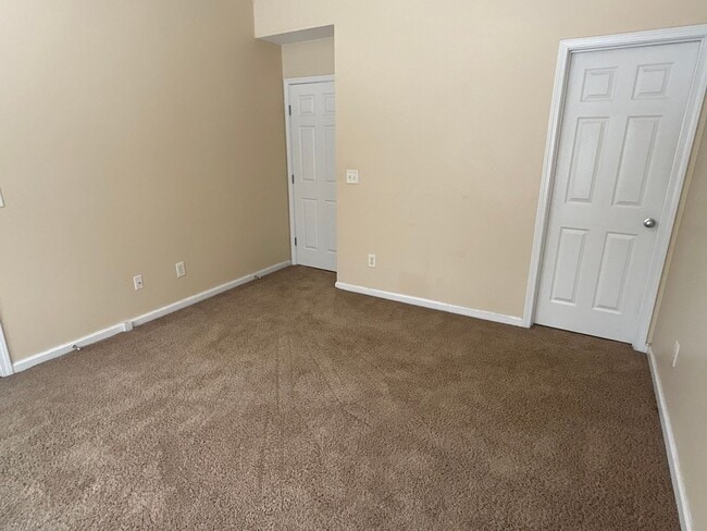 Building Photo - 2 Bed | 2.5 Bath End Unit Townhome in Rale...