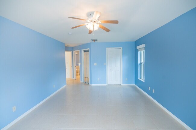 Building Photo - 2624 SW 52nd St