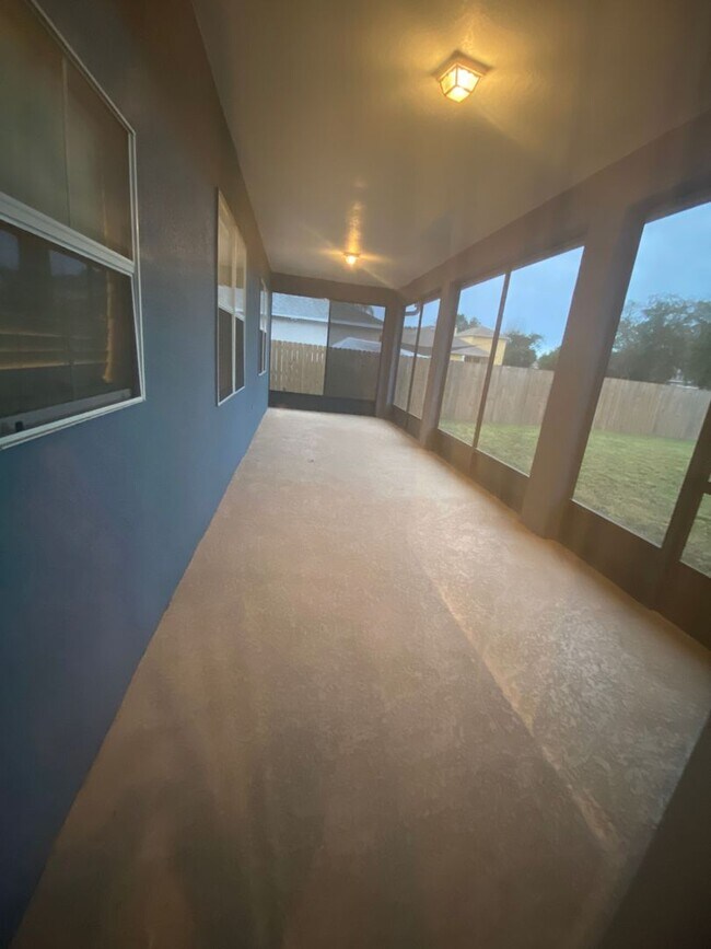 Building Photo - 4 Bedroom 2 Bath home in Winter Haven for RENT!