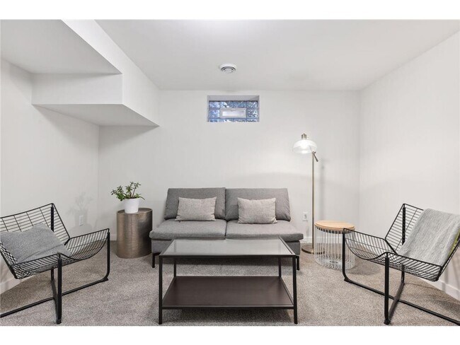 Building Photo - 953 17th Ave SE