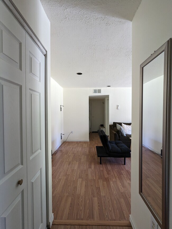 Foyer looking into living room - 280 Bridgewater Rd