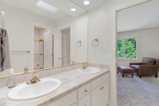 Building Photo - 4Bd/3.5Ba Issaquah Home