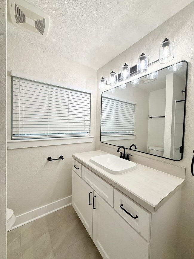 Building Photo - Incredible 5/2 Home in Lake Jackson! Lots ...