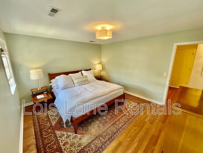 Building Photo - 190 Queen St