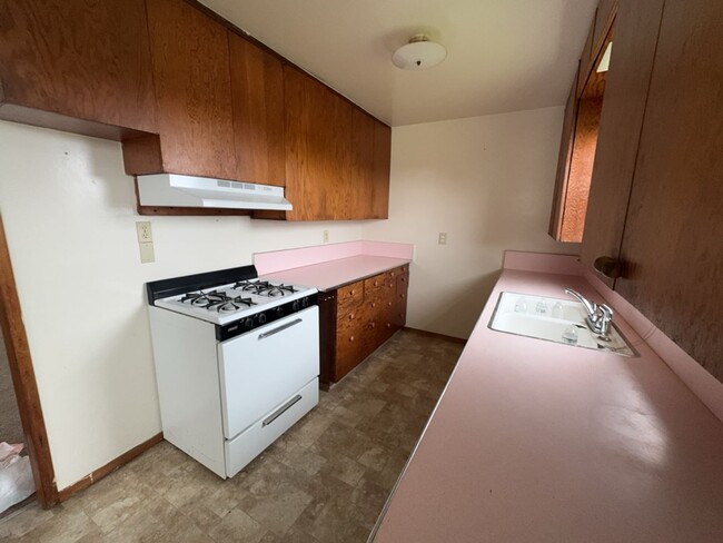 Building Photo - Charming Coastal Living 2 Bed, 1 Bath with...