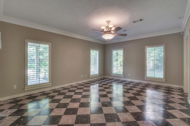 Building Photo - 10819 Lake Windcrest Blvd