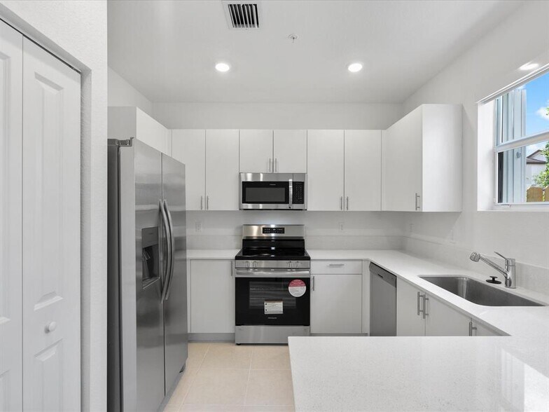 Building Photo - 106 SW 184th Pl