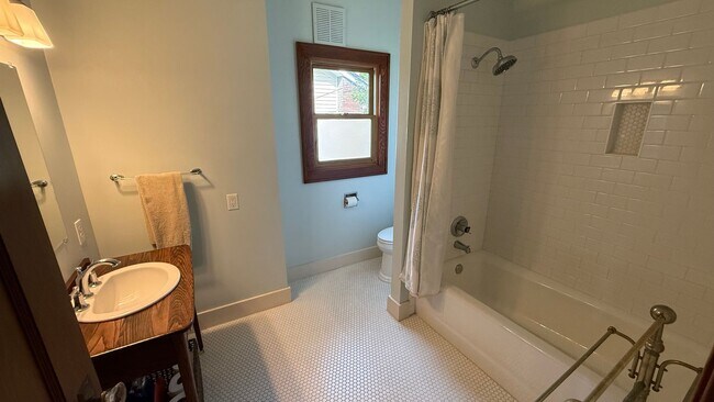 Building Photo - Beautiful Fully Furnished Home in Close-In...