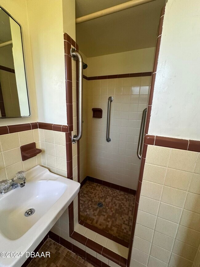 Building Photo - 736 White St