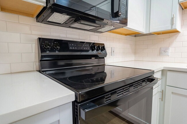 Building Photo - 651 Riverview Dr
