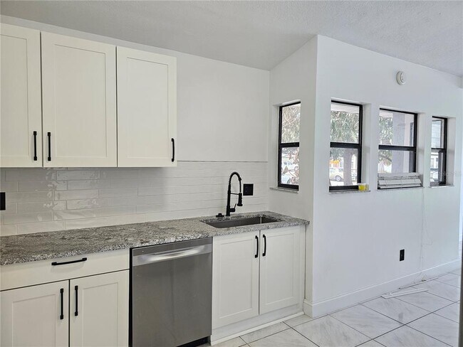 Building Photo - 826 N Horseshoe Bay Dr