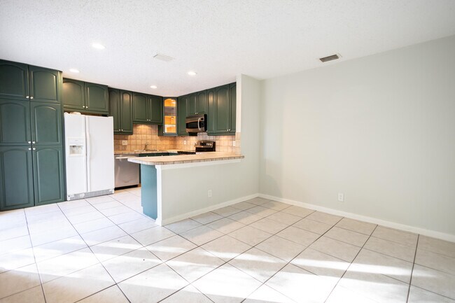 Building Photo - 1640 Shaker Cir