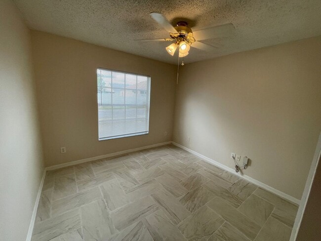 Building Photo - 3 Bedroom/2 Bathroom Single Family Home