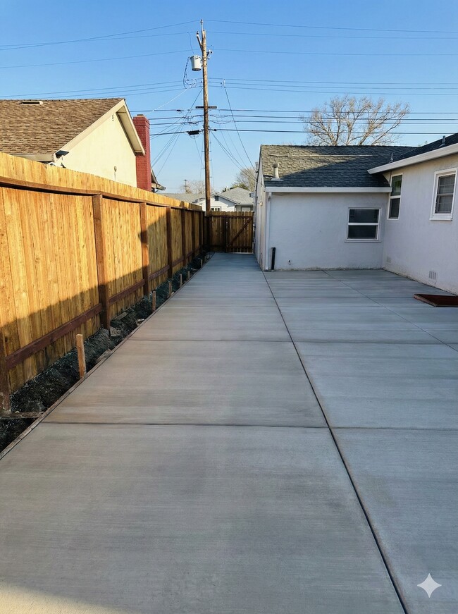 Building Photo - 2464 Pepper Dr