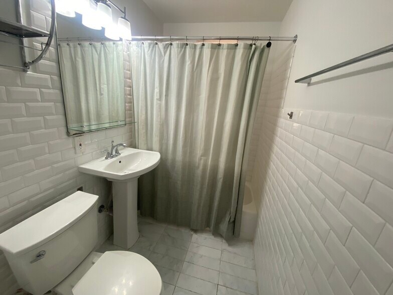 Building Photo - 1820 Clydesdale Pl NW