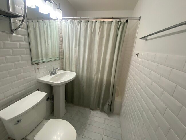 Building Photo - 1820 Clydesdale Pl NW