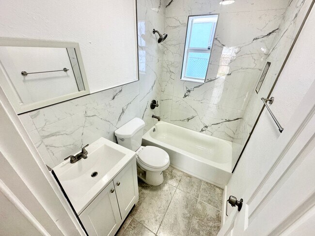 Building Photo - Freshly remodelled 2bed/1bath in a duplex close to Wynwood: for rent now @ $ 2,100.00!