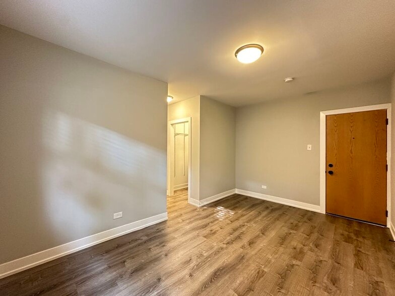 Building Photo - 546 W Belden Ave