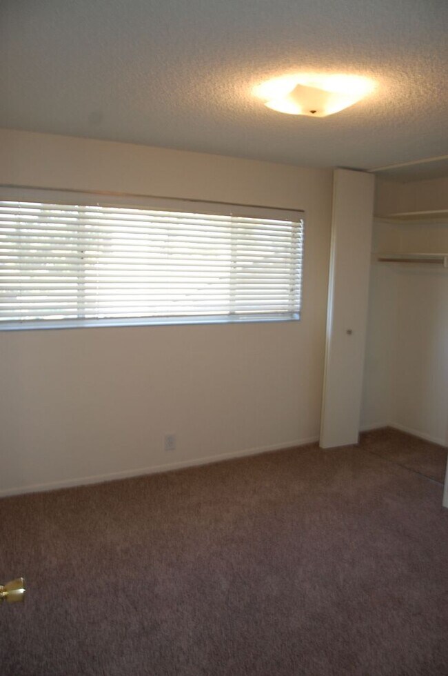 Building Photo - Encina Royale 3 Bedroom