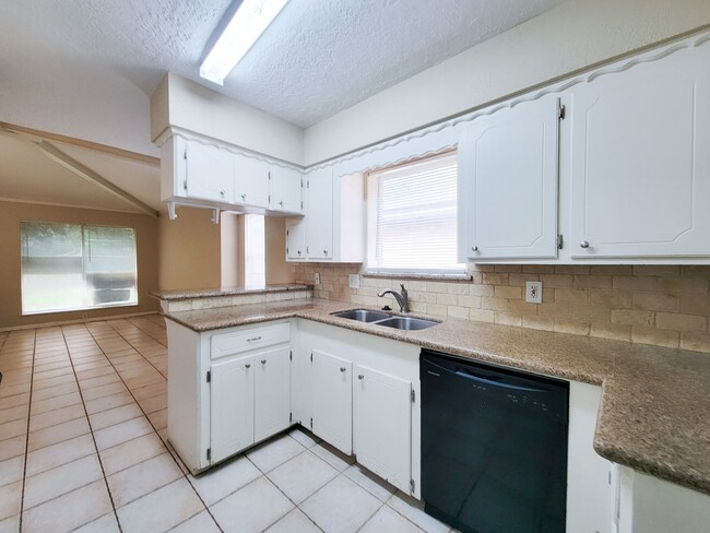 Building Photo - RECENTLY REMODELED 4 BEDROOM 2 BATH HOME I...