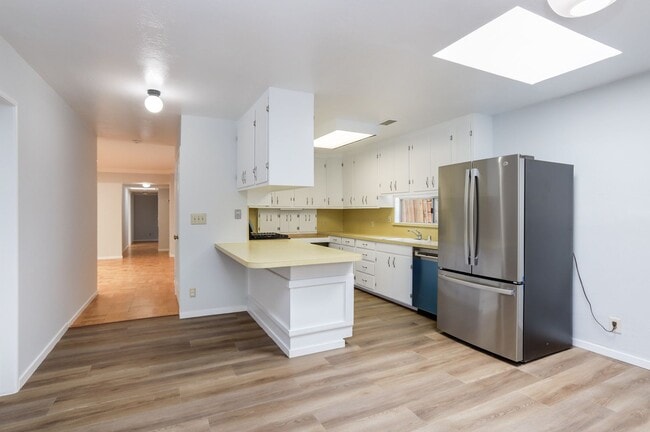 Building Photo - 4 Bed / 2 Bath Welcoming Midtown Palo Alto...