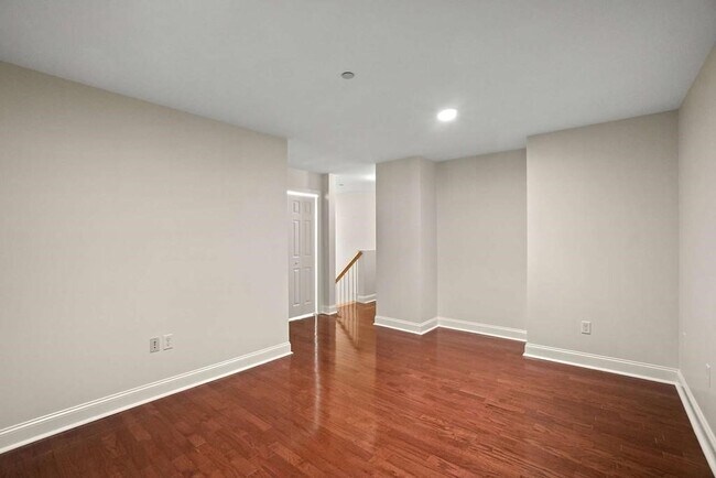 Building Photo - 120 Wyllis Ave