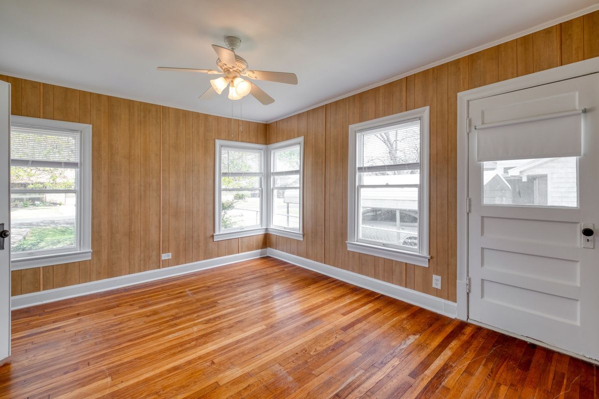 Building Photo - 710 N Ave H