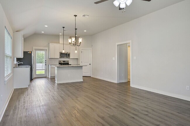 Building Photo - Immediate Move in 3 Bedroom, 2 Bathroom Home with 2 Car Garage