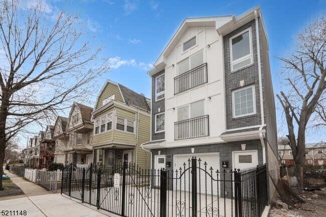 Building Photo - 255 Chadwick Ave