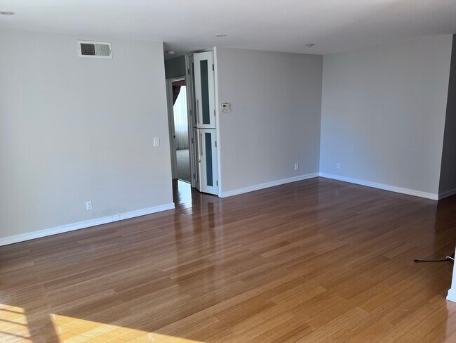 Building Photo - 10751 Wilshire Blvd
