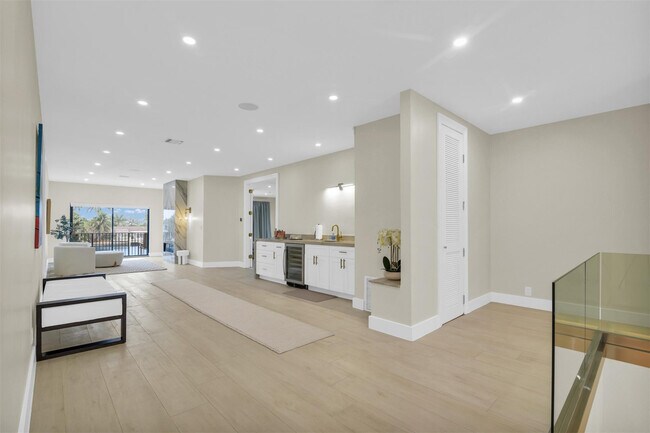 Building Photo - 319 S Riverside Dr