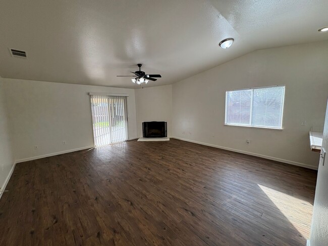 Building Photo - NW Visalia Home Rent Ready!