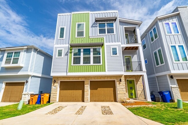 Building Photo - Beautiful 2 bedroom, 2.5 bathroom home in South East Austin!!!