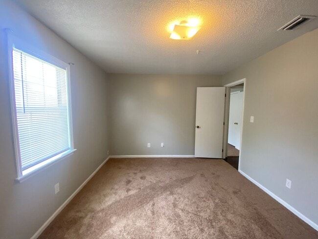 Building Photo - 6107 Vinnie Dr