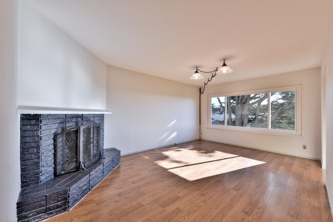 Building Photo - Light filled home+ Pet Friendly + Deck+ Lo...