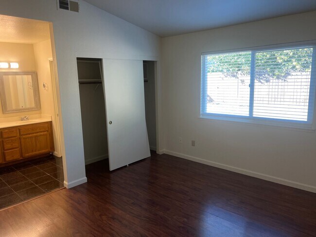 Building Photo - Cute and Clean!