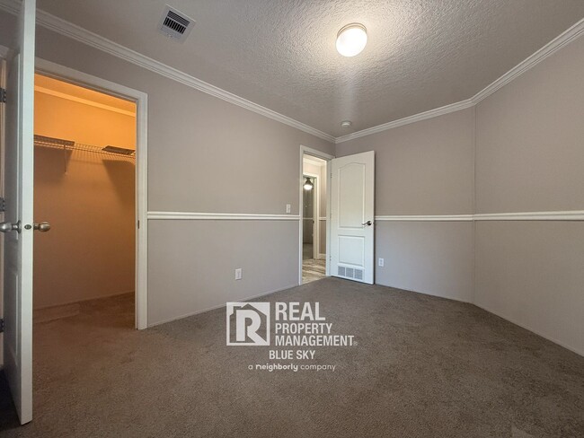 Building Photo - SPACIOUS 4 BEDROOM HOME WITH MODERN FEATUR...