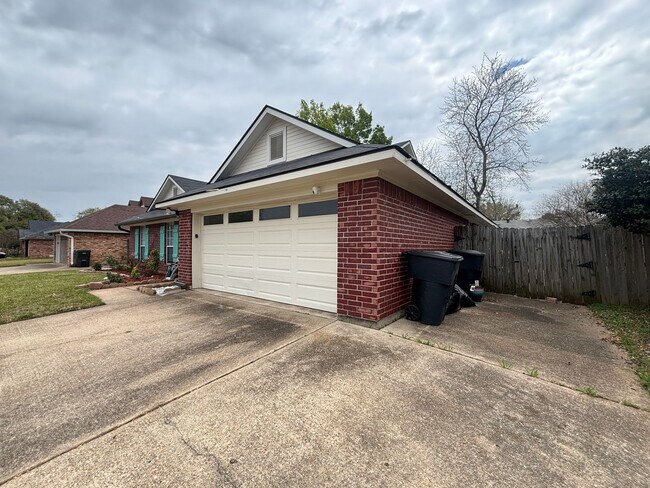 Building Photo - 4 BEDROOM ONLY 7 MILES FROM BARKSDALE AIR FORCE BASE