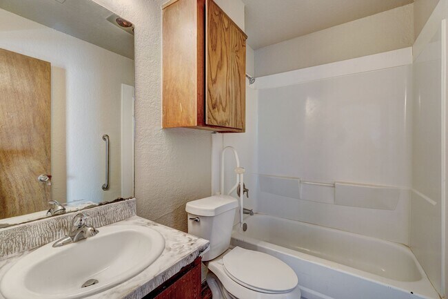 Building Photo - Comfort, Charm & Convenience in This Edmond Duplex