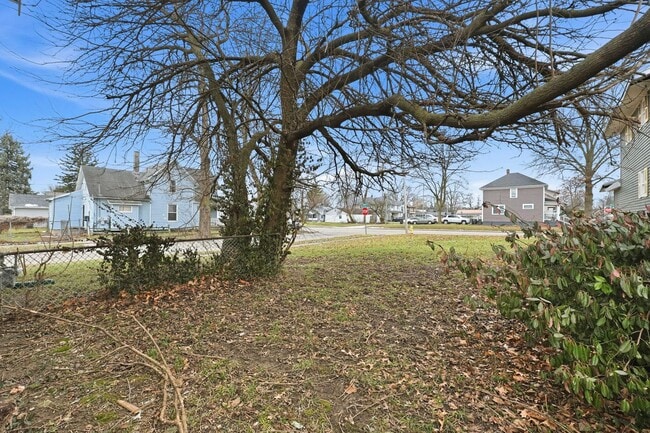 Building Photo - Updated 3-Bedroom Home with New Kitchen & Carpet
