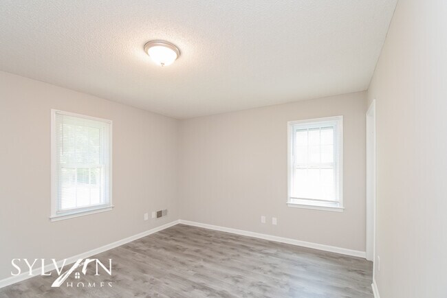 Building Photo - The living is easy in this 3 bedroom, 2 ba...