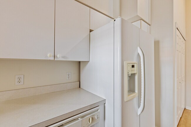 Building Photo - 4240 Central Sarasota Pky