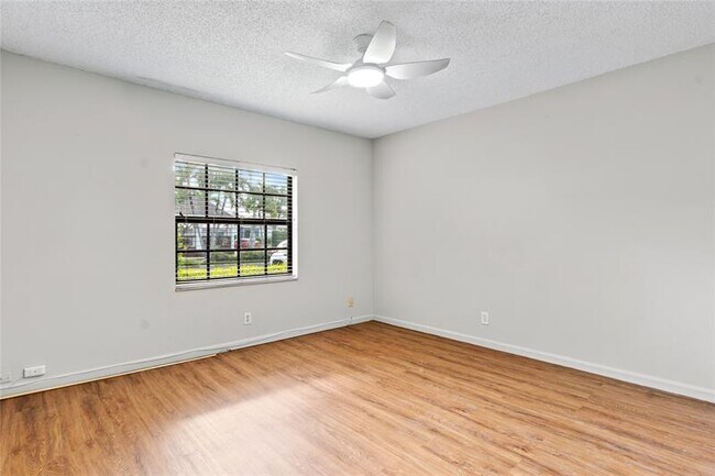Building Photo - 140 Cypress Club Dr