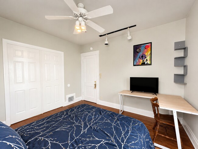Building Photo - 6 Bed/2 Bath Mins. from UC Campus $600/pp ($3,600/mo)!